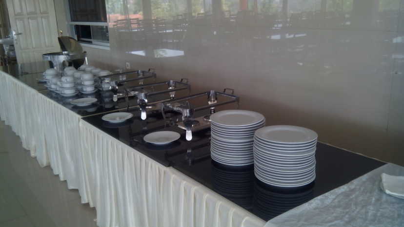 Preparation of empty plates and food containers for group meals